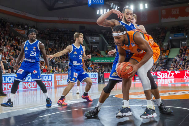 通过回顾她 通过回顾她