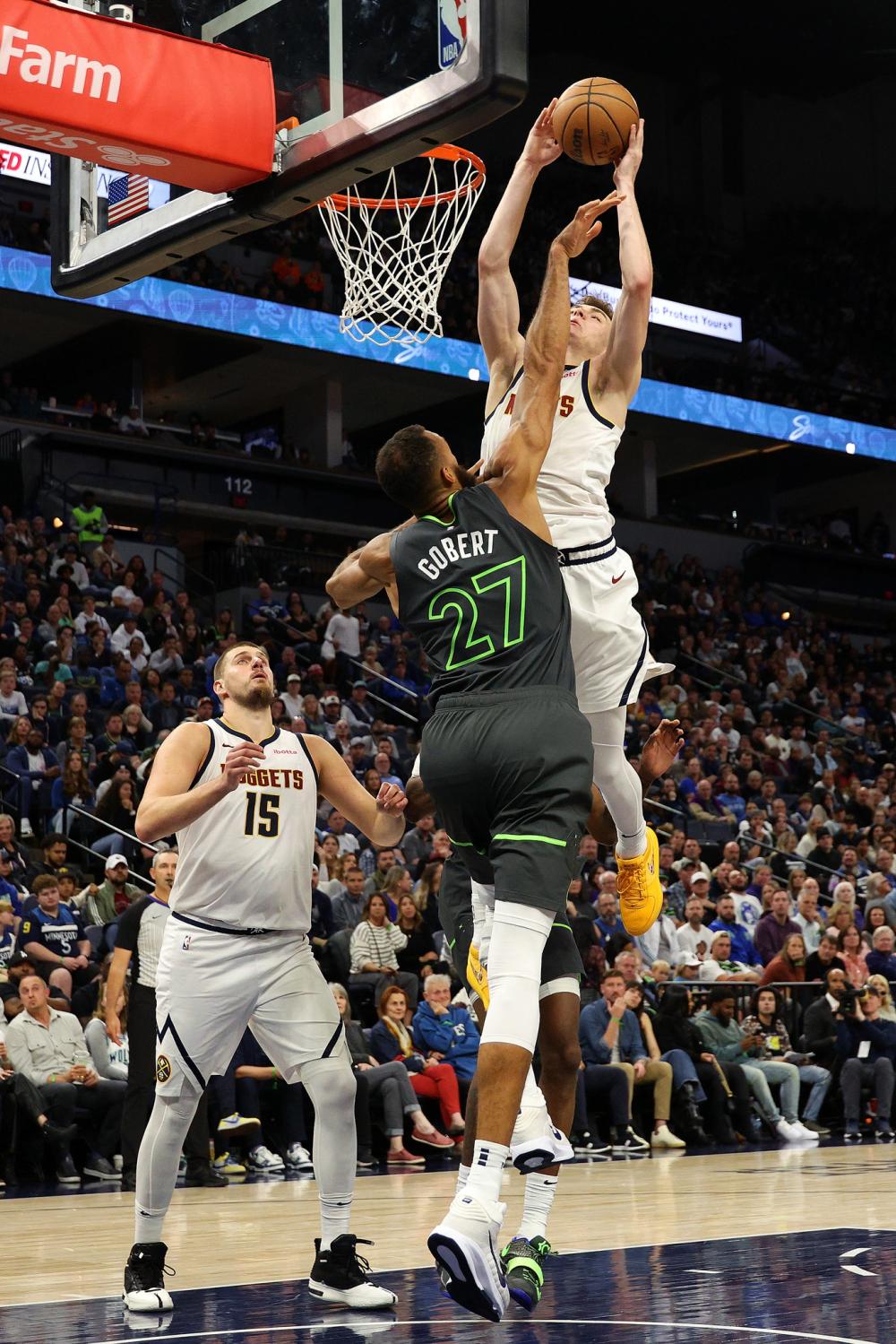 场上大放异 场上大放异